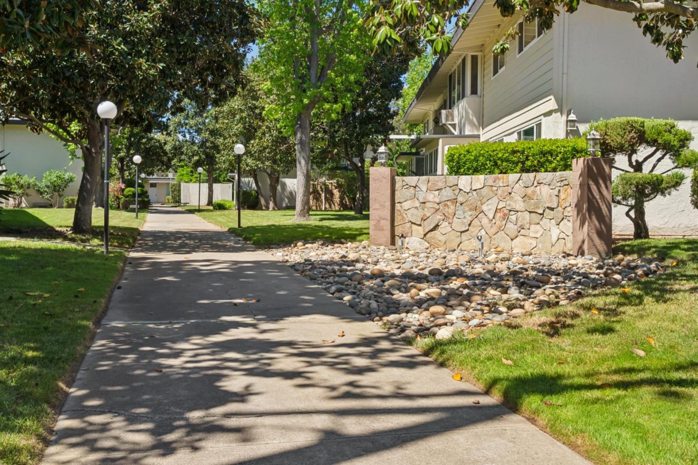 Detail Gallery Image 2 of 28 For 14225 Lora Dr #102,  Los Gatos,  CA 95032 - 2 Beds | 1 Baths