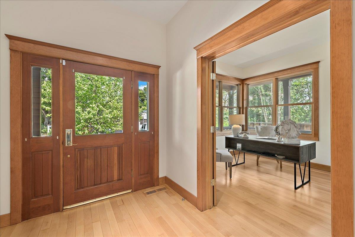 Detail Gallery Image 3 of 39 For 345 Brookwood Ave, San Jose,  CA 95116 - 5 Beds | 4 Baths