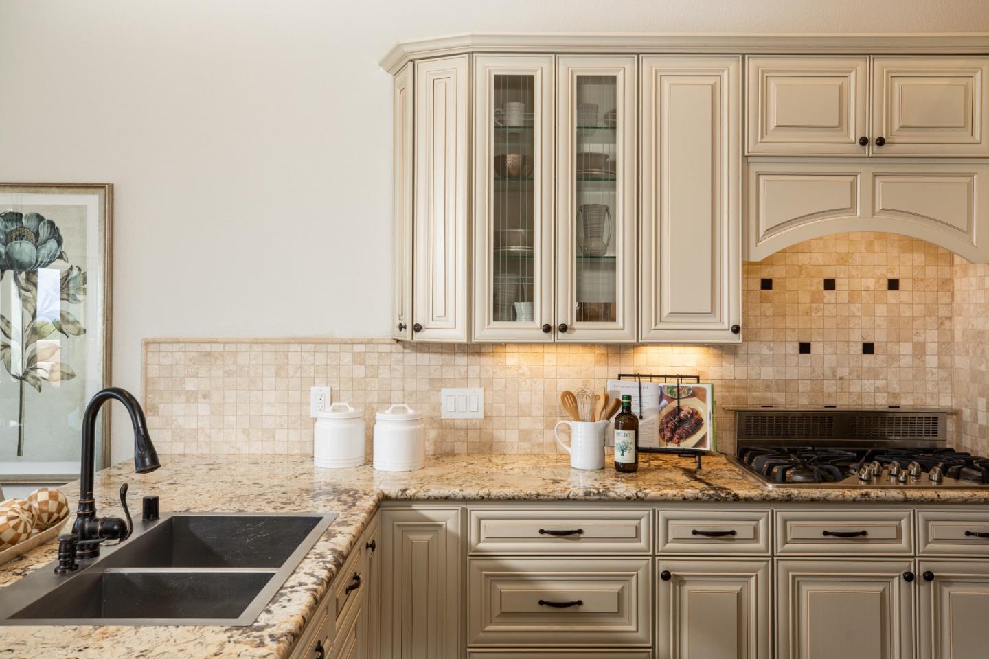 Detail Gallery Image 16 of 35 For 5 Poppy Ln, San Carlos,  CA 94070 - 3 Beds | 2/1 Baths