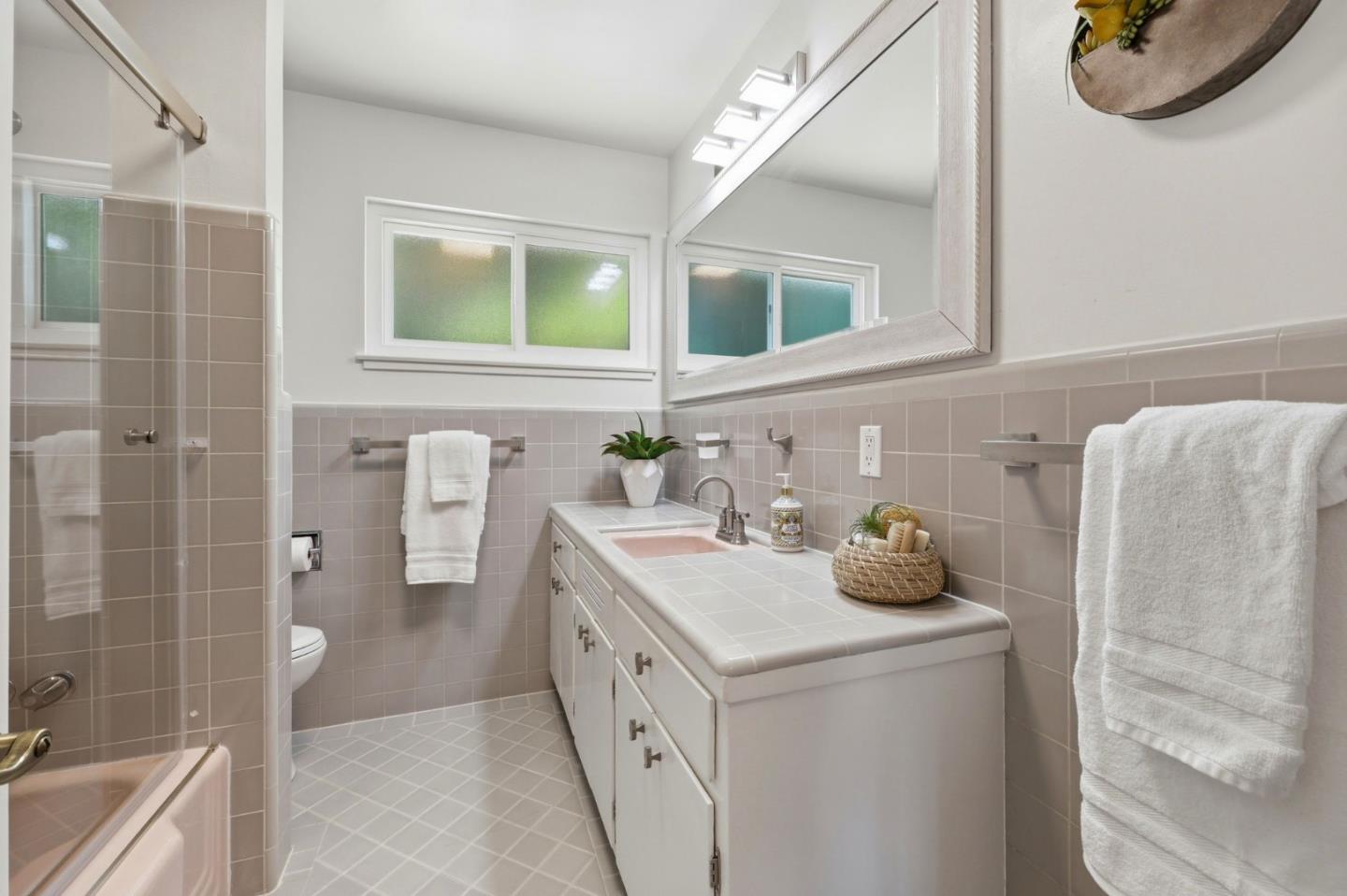 Detail Gallery Image 29 of 47 For 723 Linda Ct, San Mateo,  CA 94403 - 4 Beds | 2 Baths