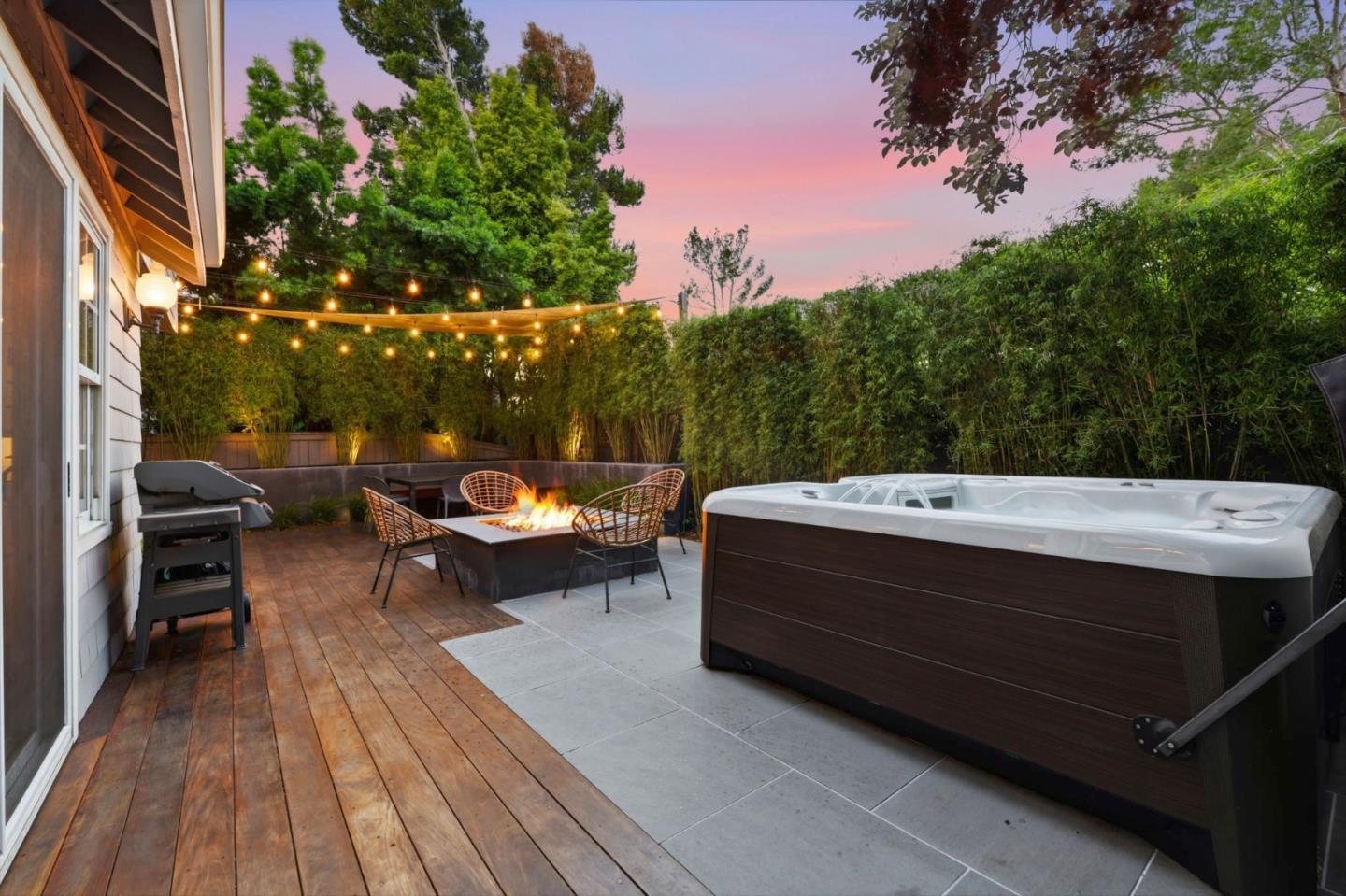 Detail Gallery Image 4 of 6 For 91 Waterside Cir, Redwood City,  CA 94065 - 4 Beds | 2/1 Baths