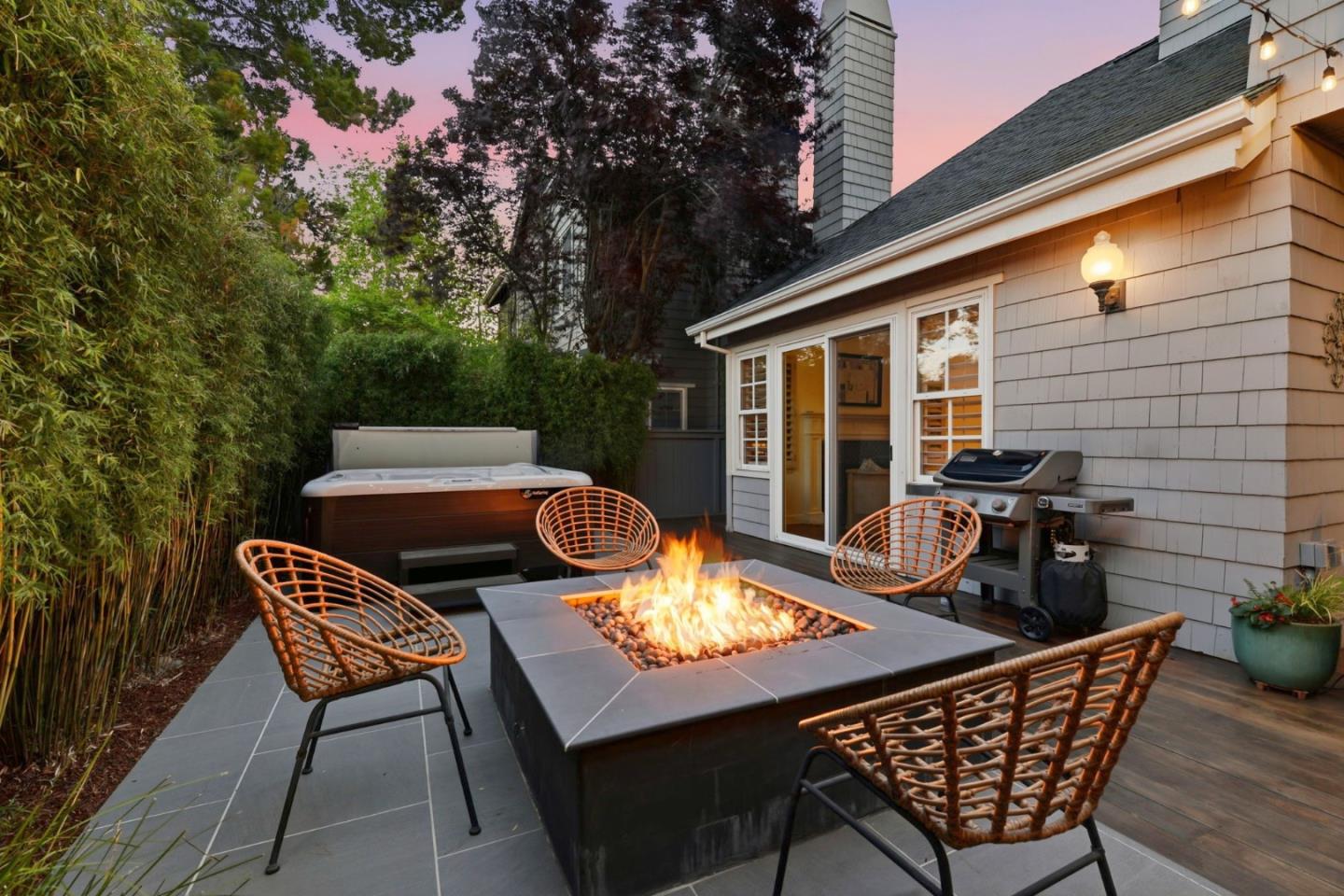 Detail Gallery Image 5 of 6 For 91 Waterside Cir, Redwood City,  CA 94065 - 4 Beds | 2/1 Baths