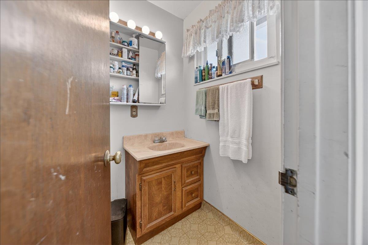 Detail Gallery Image 13 of 25 For 788 Bedford Dr, Salinas,  CA 93901 - 3 Beds | 2 Baths