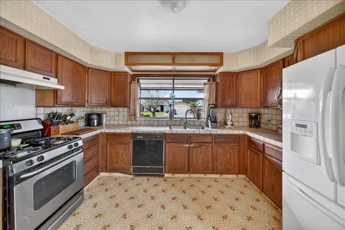 Detail Gallery Image 6 of 25 For 788 Bedford Dr, Salinas,  CA 93901 - 3 Beds | 2 Baths