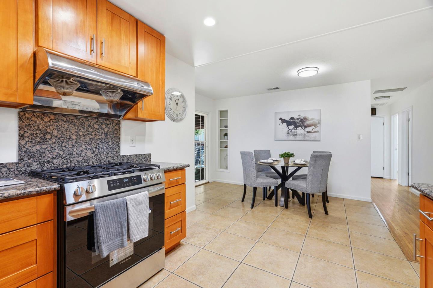 Detail Gallery Image 11 of 33 For 491 S Rengstorff Ave, Mountain View,  CA 94040 - 3 Beds | 2 Baths