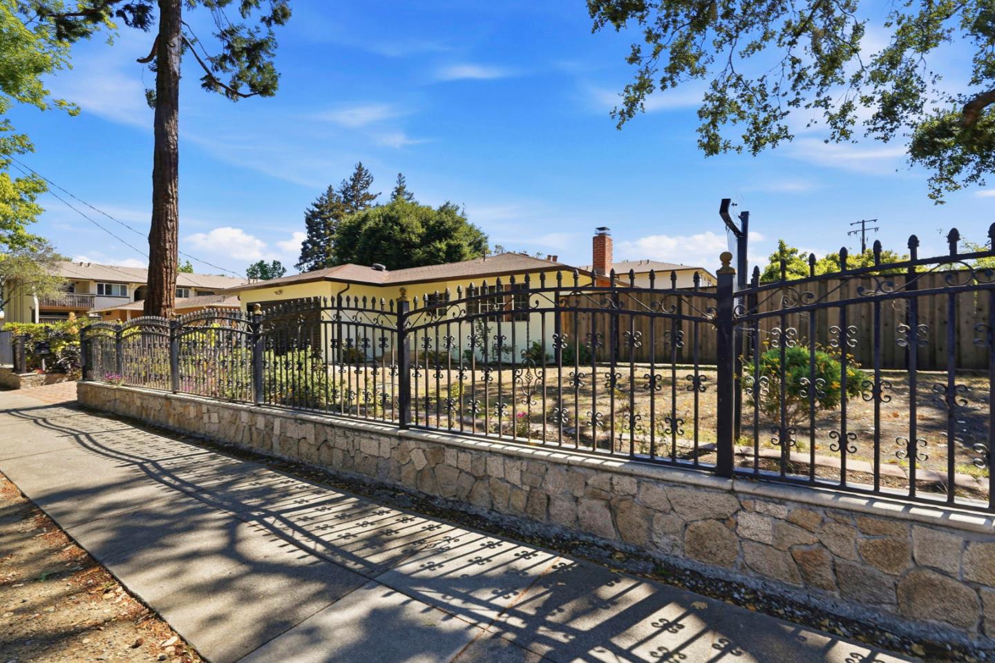 Detail Gallery Image 2 of 33 For 491 S Rengstorff Ave, Mountain View,  CA 94040 - 3 Beds | 2 Baths