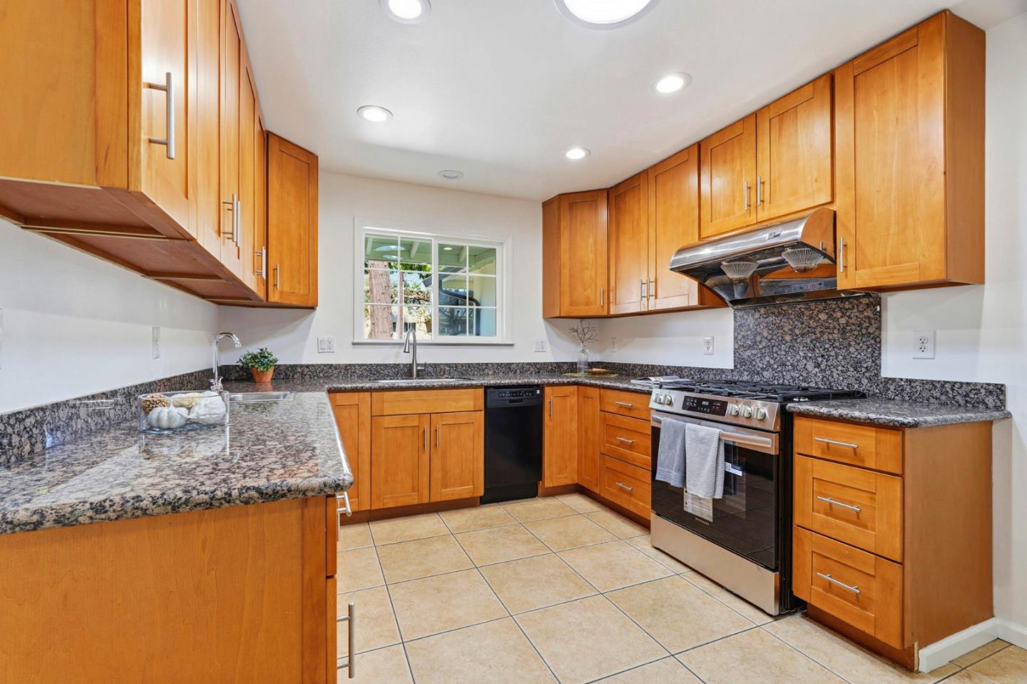 Detail Gallery Image 9 of 33 For 491 S Rengstorff Ave, Mountain View,  CA 94040 - 3 Beds | 2 Baths