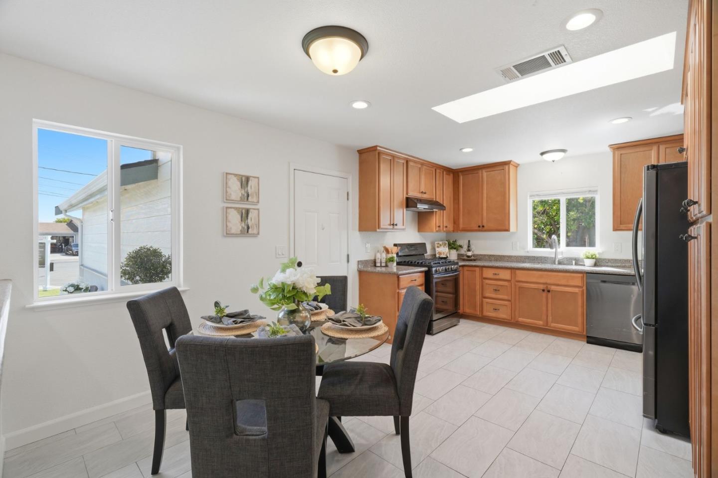 Detail Gallery Image 6 of 19 For 35934 Anjou Pl, Newark,  CA 94560 - 5 Beds | 2 Baths