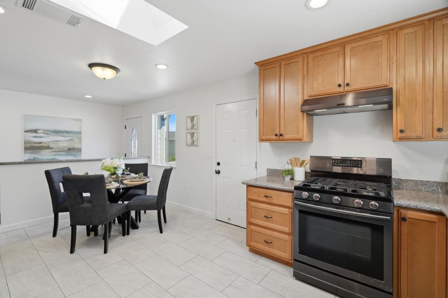 Detail Gallery Image 7 of 19 For 35934 Anjou Pl, Newark,  CA 94560 - 5 Beds | 2 Baths