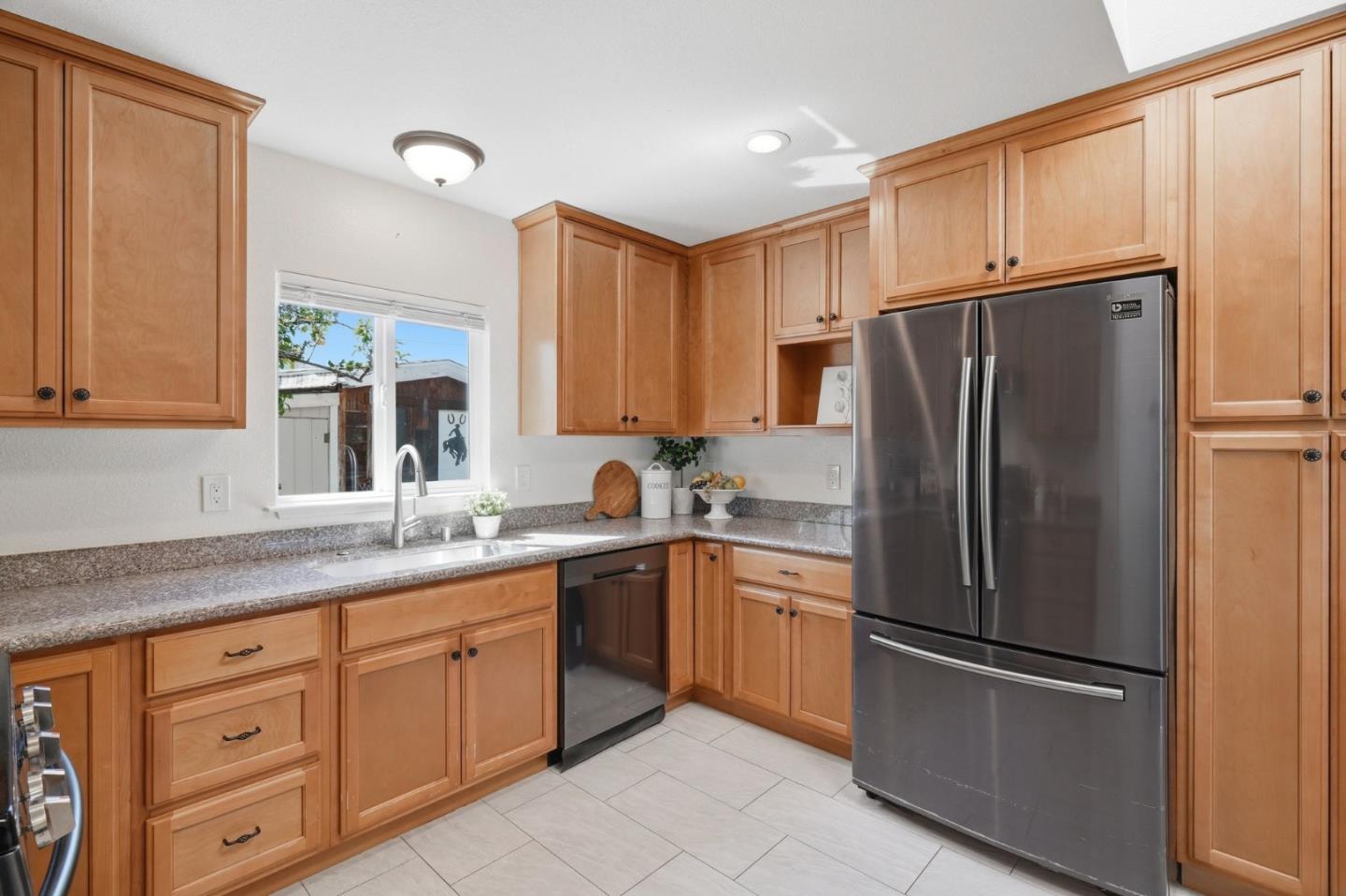 Detail Gallery Image 8 of 19 For 35934 Anjou Pl, Newark,  CA 94560 - 5 Beds | 2 Baths