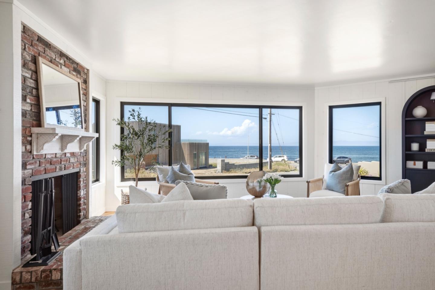 Detail Gallery Image 4 of 35 For 25 Coral St, Pacific Grove,  CA 93950 - 3 Beds | 2 Baths