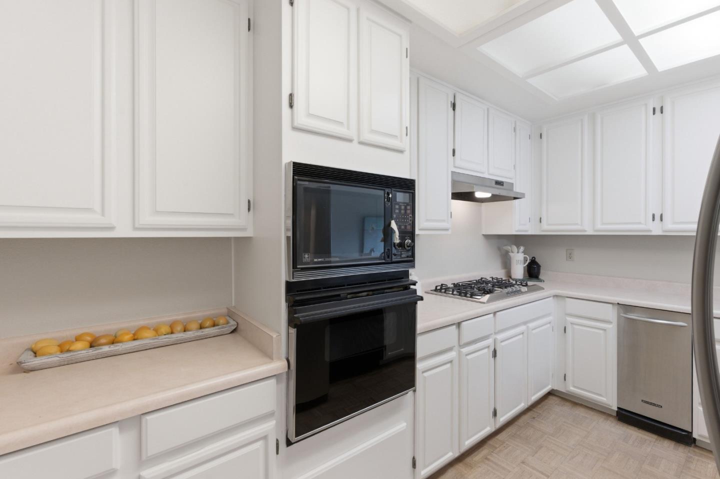 Detail Gallery Image 14 of 49 For 1040 Continentals Way #14,  Belmont,  CA 94002 - 3 Beds | 3/1 Baths