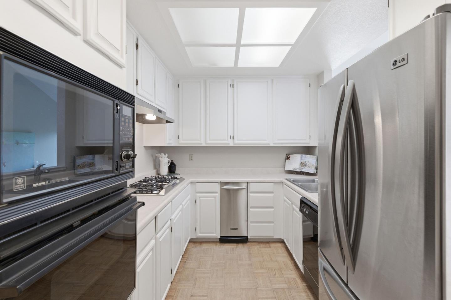 Detail Gallery Image 15 of 49 For 1040 Continentals Way #14,  Belmont,  CA 94002 - 3 Beds | 3/1 Baths