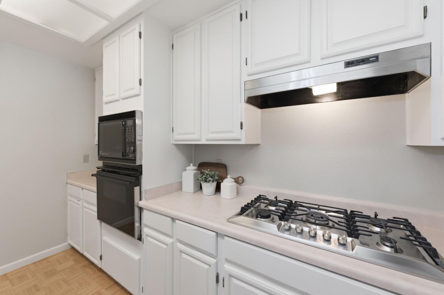 Detail Gallery Image 17 of 49 For 1040 Continentals Way #14,  Belmont,  CA 94002 - 3 Beds | 3/1 Baths