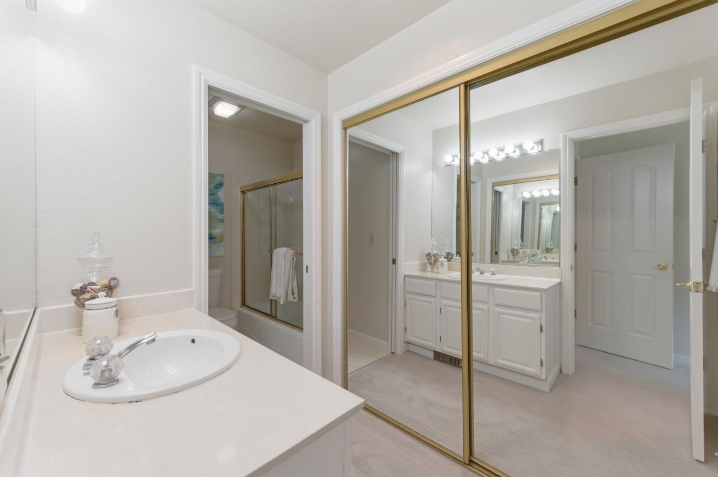 Detail Gallery Image 30 of 49 For 1040 Continentals Way #14,  Belmont,  CA 94002 - 3 Beds | 3/1 Baths