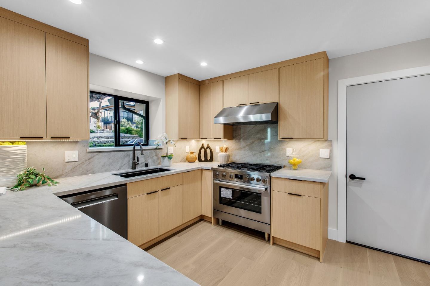 Detail Gallery Image 17 of 62 For 808 Mohican Way, Redwood City,  CA 94062 - 4 Beds | 4/1 Baths