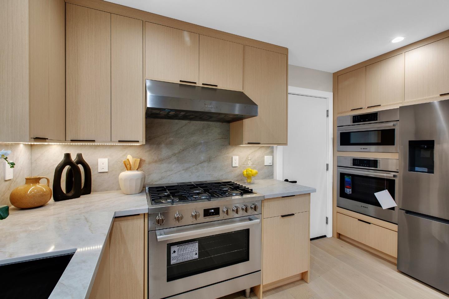 Detail Gallery Image 18 of 62 For 808 Mohican Way, Redwood City,  CA 94062 - 4 Beds | 4/1 Baths