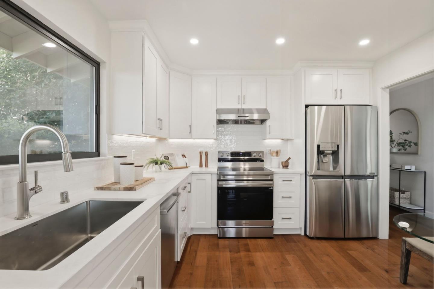 Detail Gallery Image 11 of 63 For 7 Lilly Ln, San Carlos,  CA 94070 - 3 Beds | 2/1 Baths