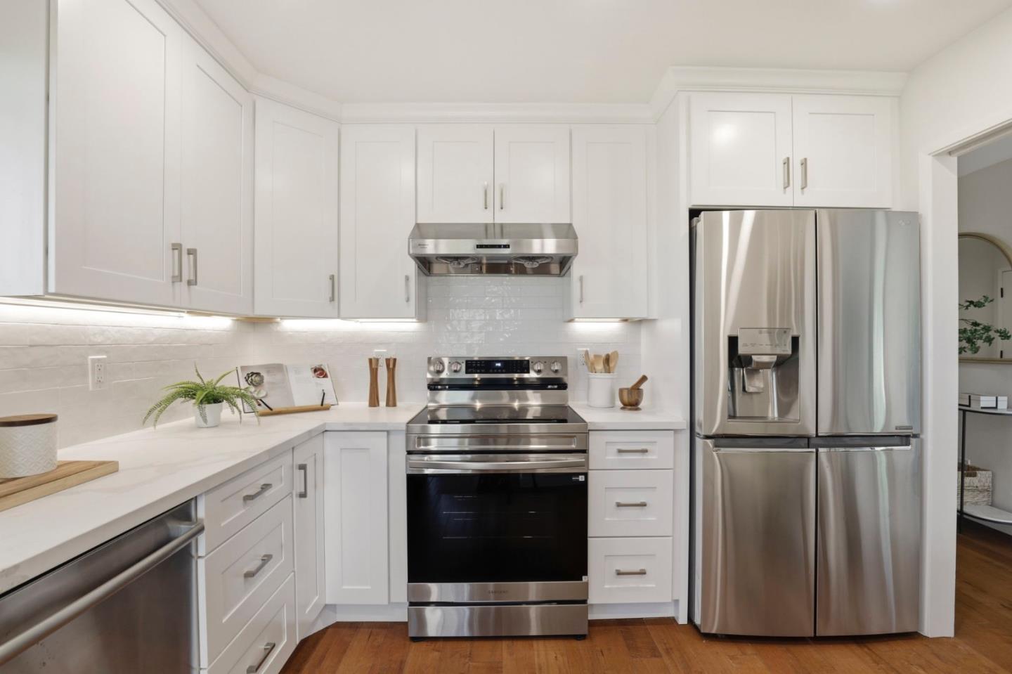 Detail Gallery Image 12 of 63 For 7 Lilly Ln, San Carlos,  CA 94070 - 3 Beds | 2/1 Baths