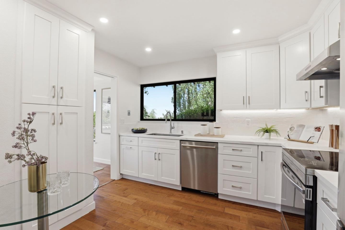 Detail Gallery Image 14 of 63 For 7 Lilly Ln, San Carlos,  CA 94070 - 3 Beds | 2/1 Baths