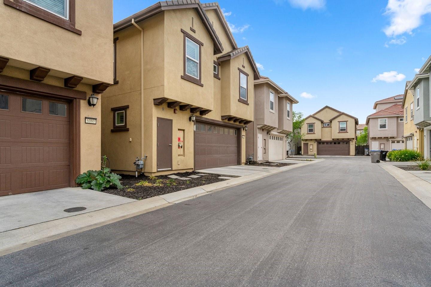 Detail Gallery Image 8 of 79 For 6076 Sunstone Dr, San Jose,  CA 95123 - 4 Beds | 2/1 Baths