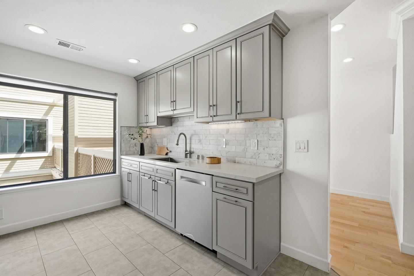Detail Gallery Image 11 of 49 For 915 La Mesa Ter #B,  Sunnyvale,  CA 94086 - 3 Beds | 2/1 Baths