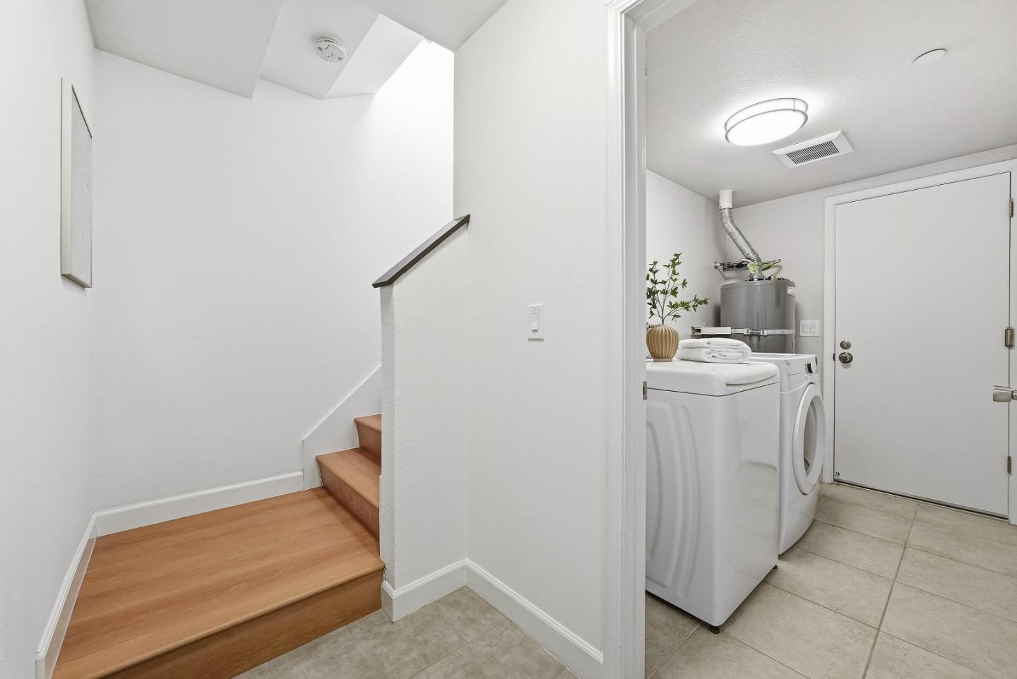 Detail Gallery Image 31 of 49 For 915 La Mesa Ter #B,  Sunnyvale,  CA 94086 - 3 Beds | 2/1 Baths