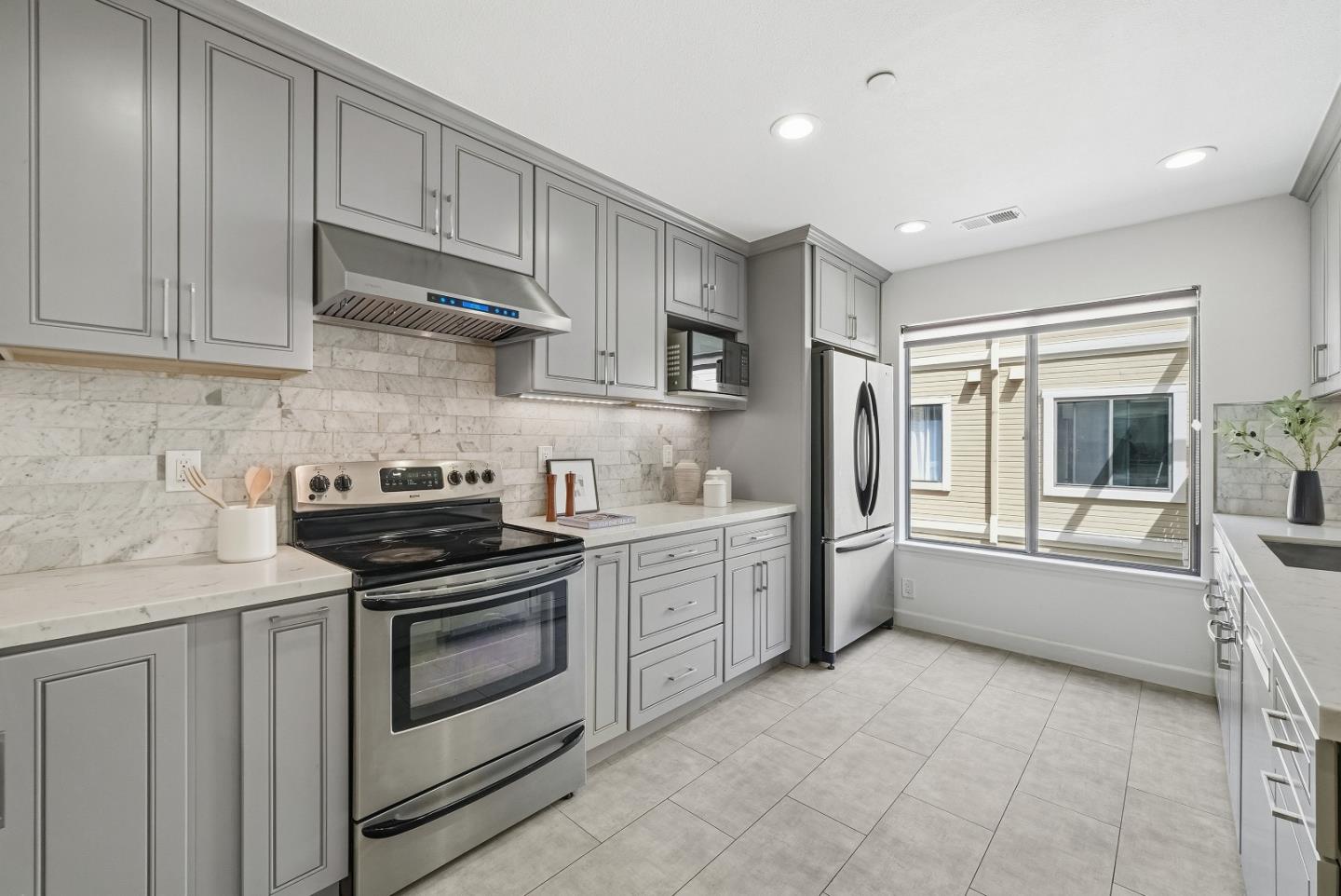 Detail Gallery Image 7 of 49 For 915 La Mesa Ter #B,  Sunnyvale,  CA 94086 - 3 Beds | 2/1 Baths