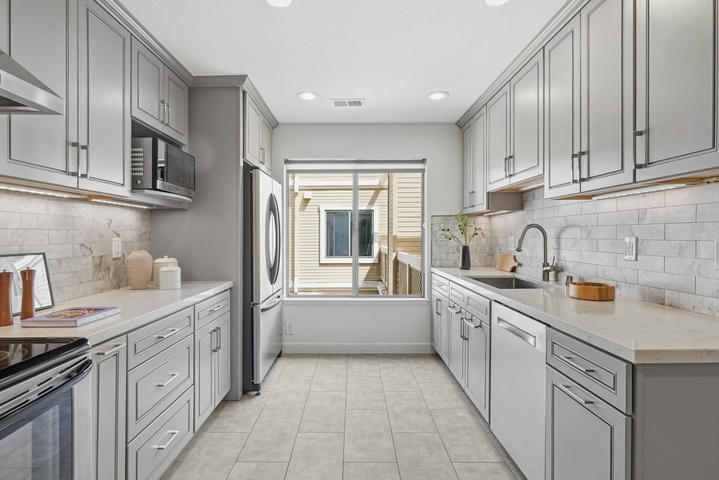 Detail Gallery Image 9 of 49 For 915 La Mesa Ter #B,  Sunnyvale,  CA 94086 - 3 Beds | 2/1 Baths