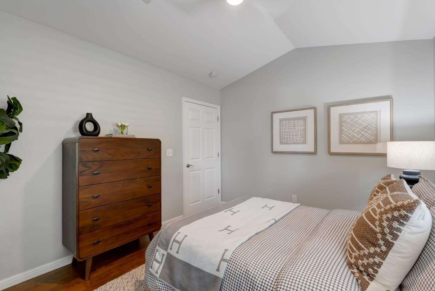 Detail Gallery Image 13 of 31 For 996 Hall St, San Carlos,  CA 94070 - 3 Beds | 2 Baths