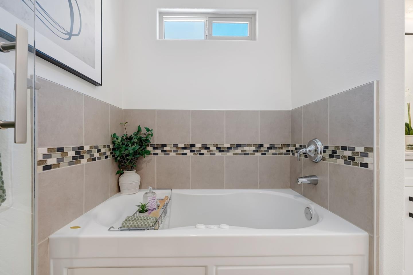 Detail Gallery Image 20 of 31 For 996 Hall St, San Carlos,  CA 94070 - 3 Beds | 2 Baths