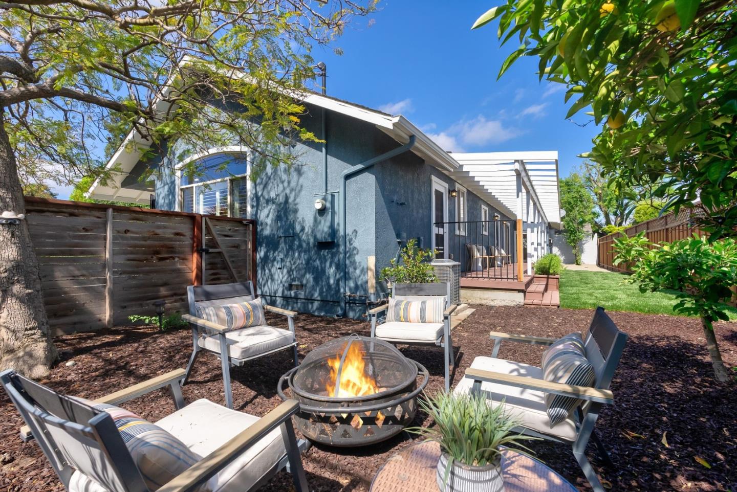 Detail Gallery Image 24 of 31 For 996 Hall St, San Carlos,  CA 94070 - 3 Beds | 2 Baths