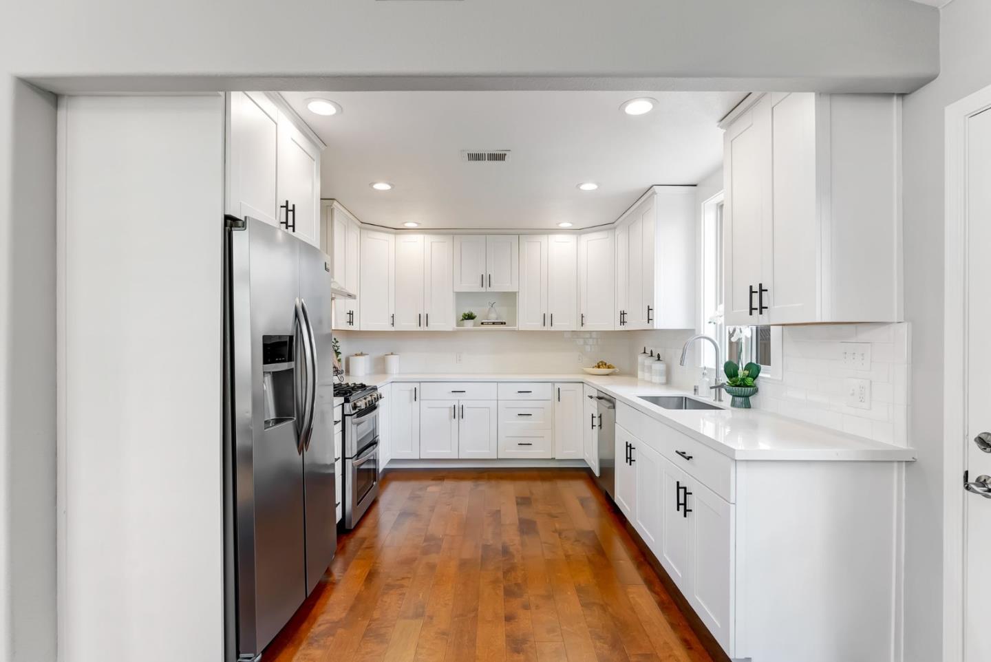 Detail Gallery Image 6 of 31 For 996 Hall St, San Carlos,  CA 94070 - 3 Beds | 2 Baths