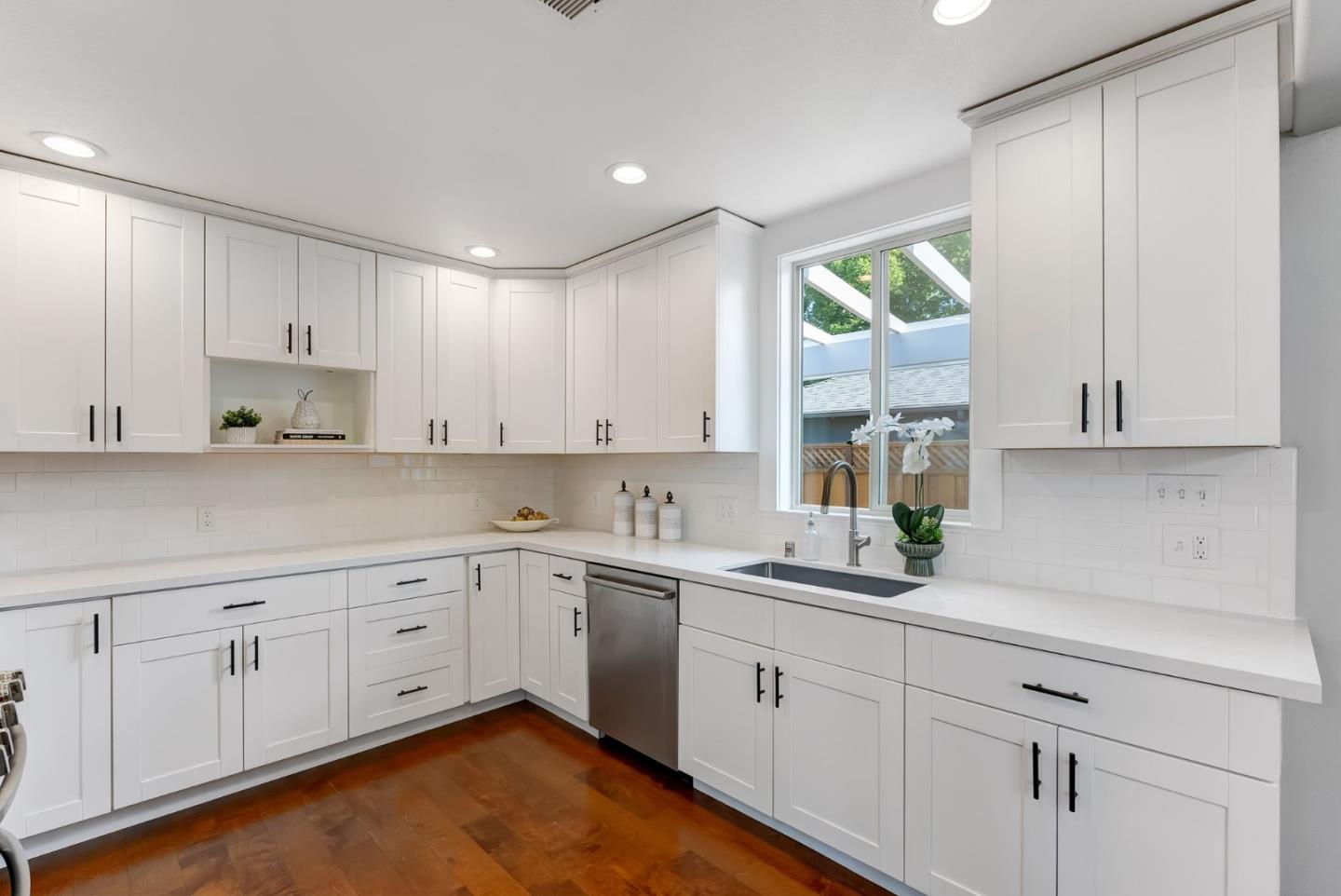 Detail Gallery Image 7 of 31 For 996 Hall St, San Carlos,  CA 94070 - 3 Beds | 2 Baths