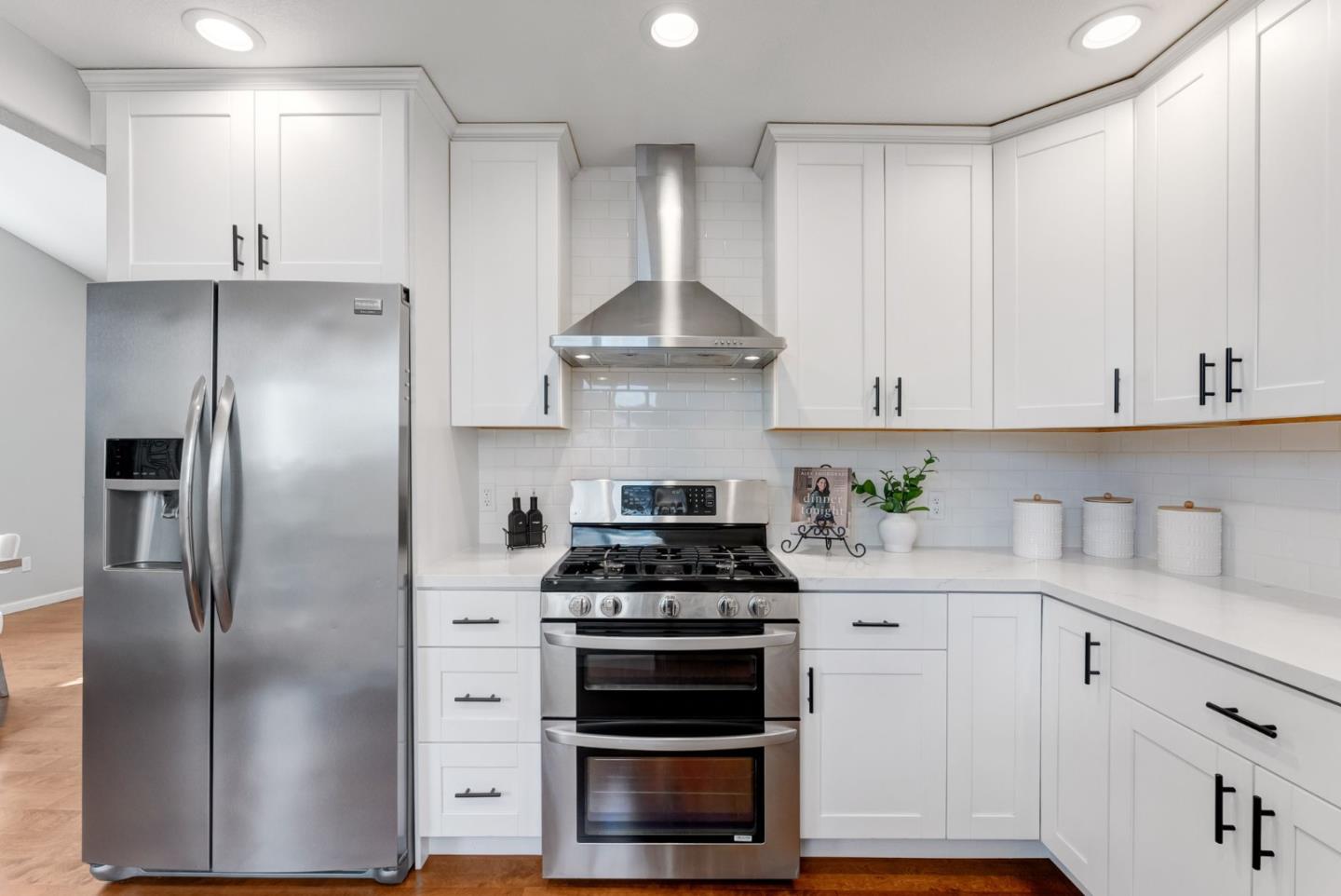 Detail Gallery Image 9 of 31 For 996 Hall St, San Carlos,  CA 94070 - 3 Beds | 2 Baths