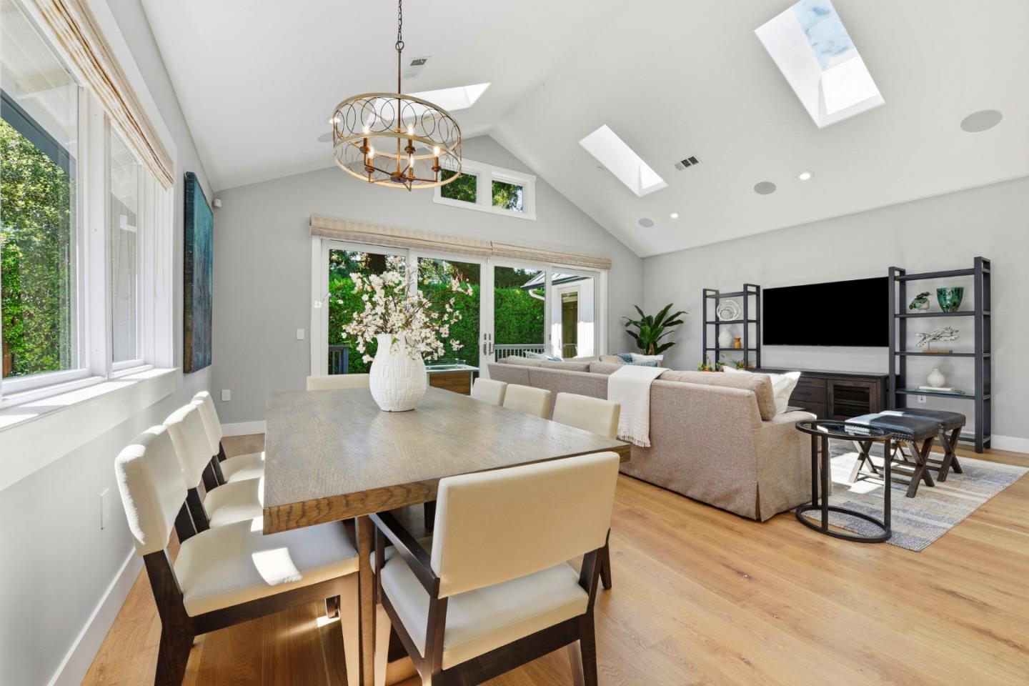 Detail Gallery Image 12 of 37 For 2130 Mills Ave, Menlo Park,  CA 94025 - 4 Beds | 3/1 Baths