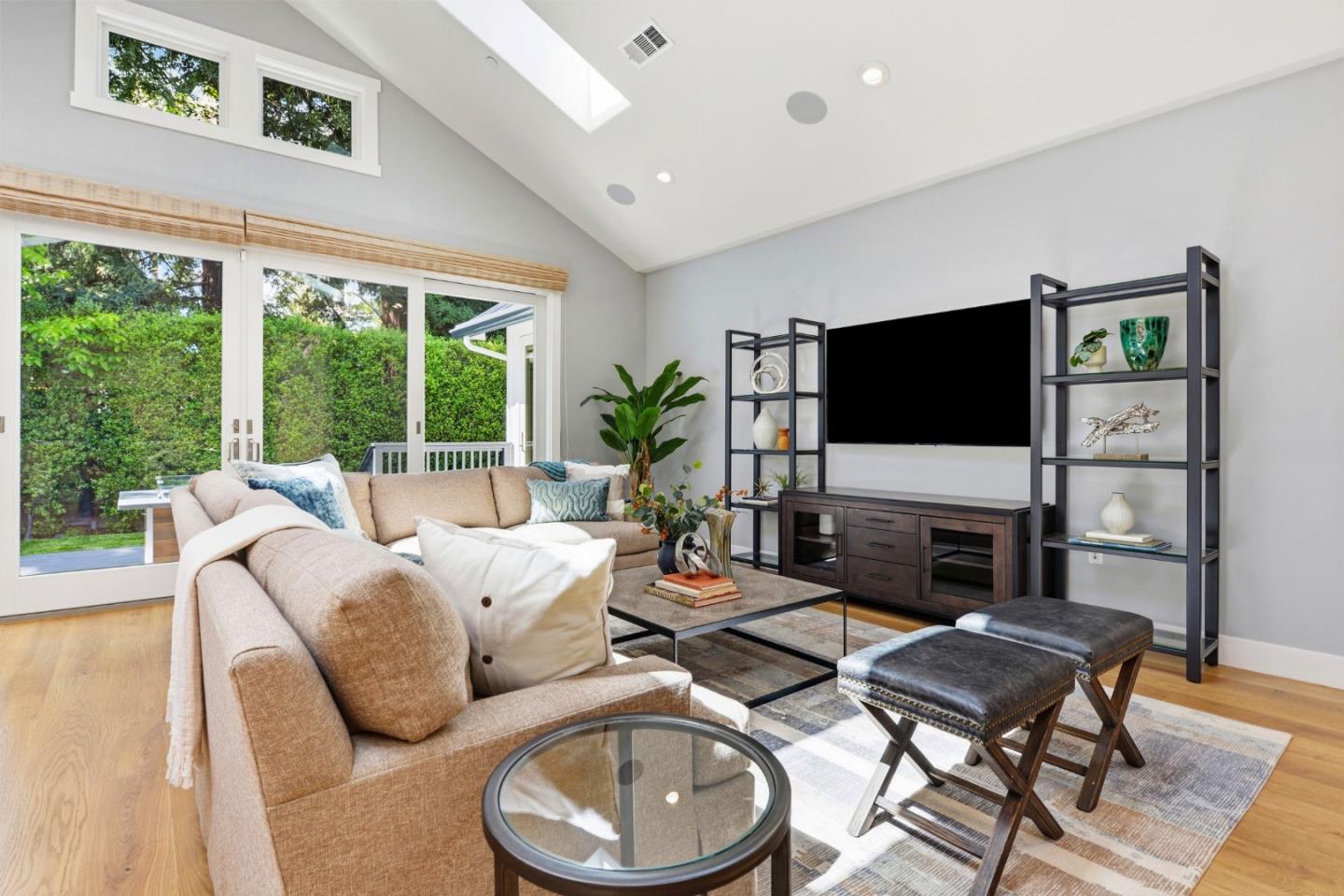 Detail Gallery Image 7 of 37 For 2130 Mills Ave, Menlo Park,  CA 94025 - 4 Beds | 3/1 Baths