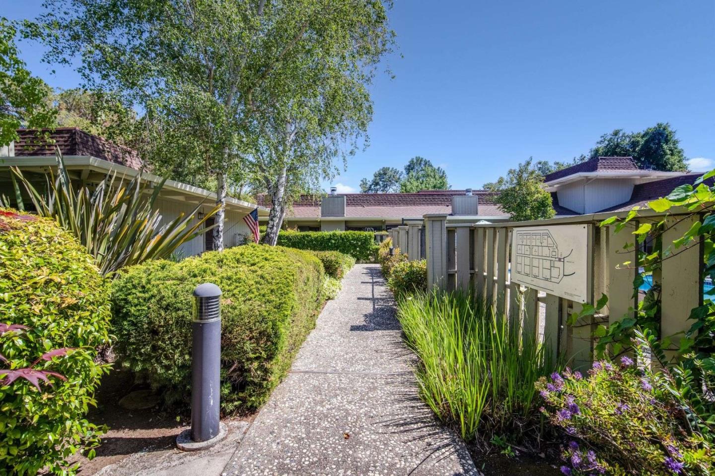 Detail Gallery Image 2 of 30 For 1070 Mercedes Ave #1,  Los Altos,  CA 94022 - 2 Beds | 2 Baths