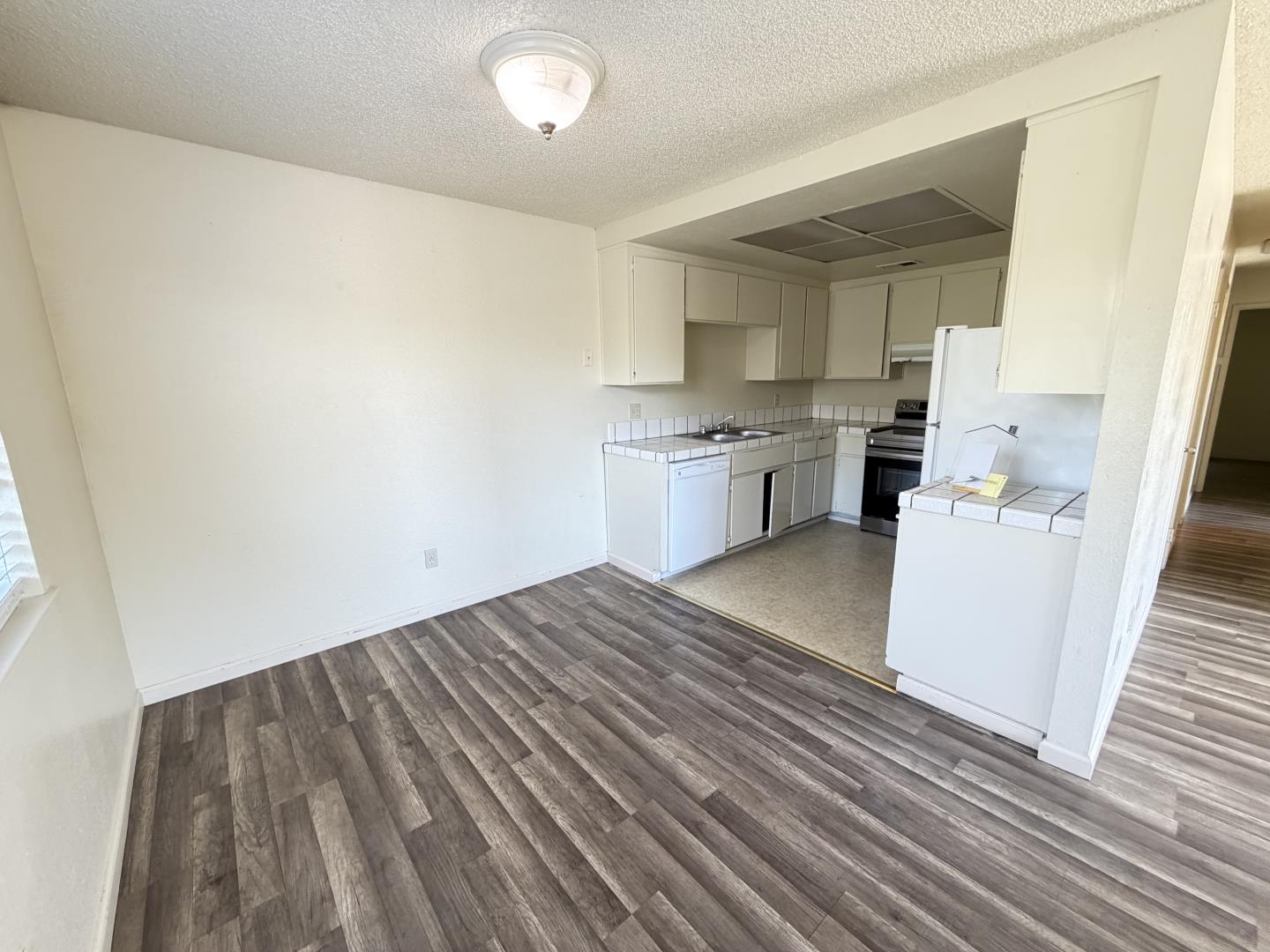 Detail Gallery Image 4 of 18 For 1791 Cherokee Dr #4,  Salinas,  CA 93906 - 3 Beds | 1/1 Baths