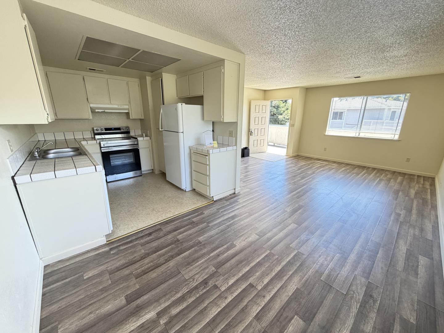 Detail Gallery Image 5 of 18 For 1791 Cherokee Dr #4,  Salinas,  CA 93906 - 3 Beds | 1/1 Baths
