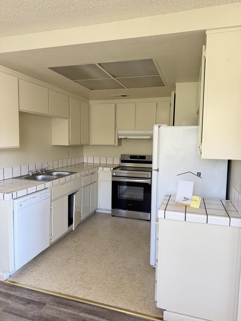 Detail Gallery Image 6 of 18 For 1791 Cherokee Dr #4,  Salinas,  CA 93906 - 3 Beds | 1/1 Baths