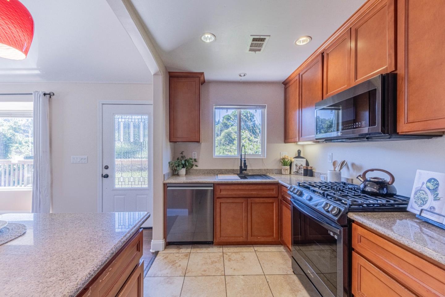 Detail Gallery Image 12 of 38 For 9585 Prunedale South Rd, Salinas,  CA 93907 - 3 Beds | 2 Baths