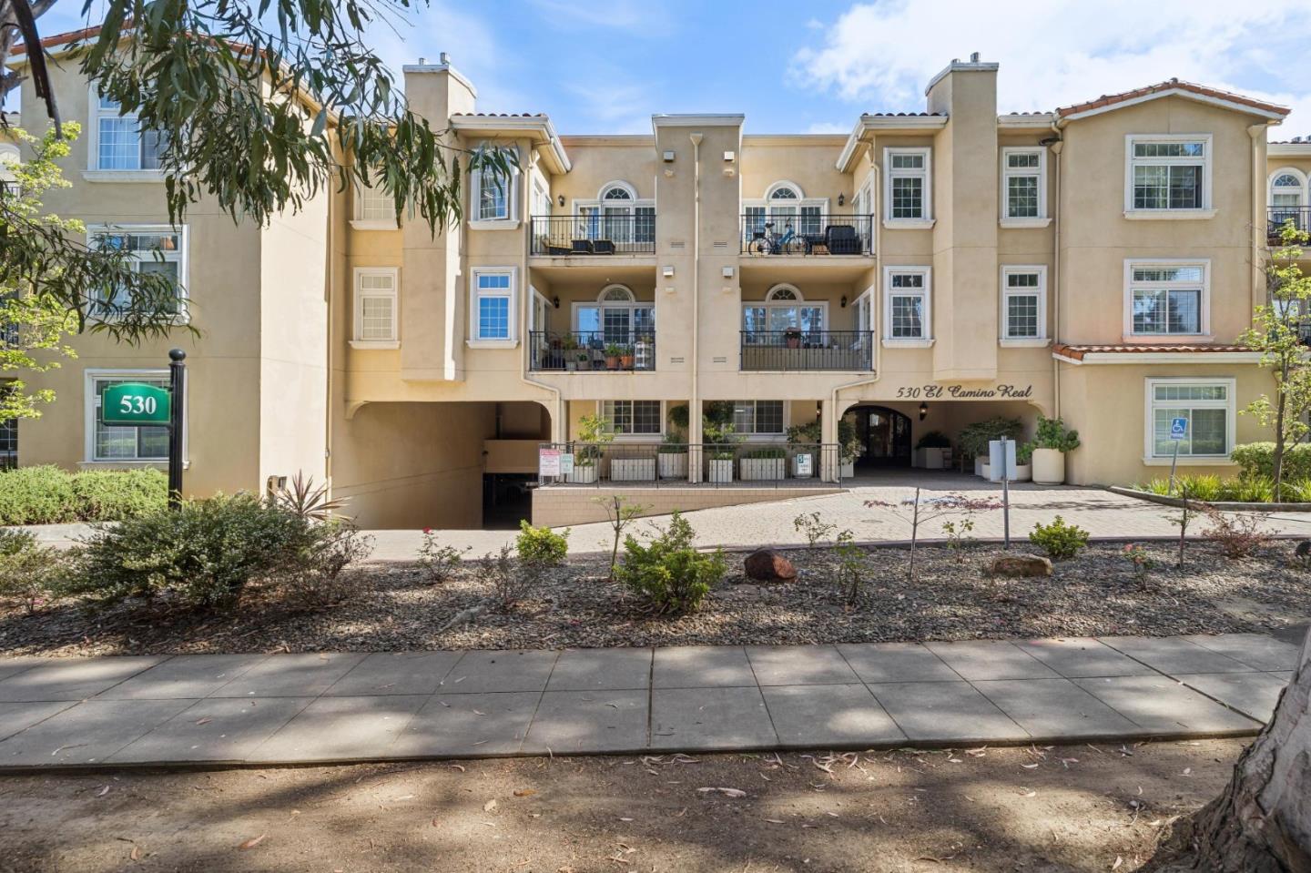 Detail Gallery Image 2 of 32 For 530 El Camino Real #306,  Burlingame,  CA 94010 - 1 Beds | 1 Baths