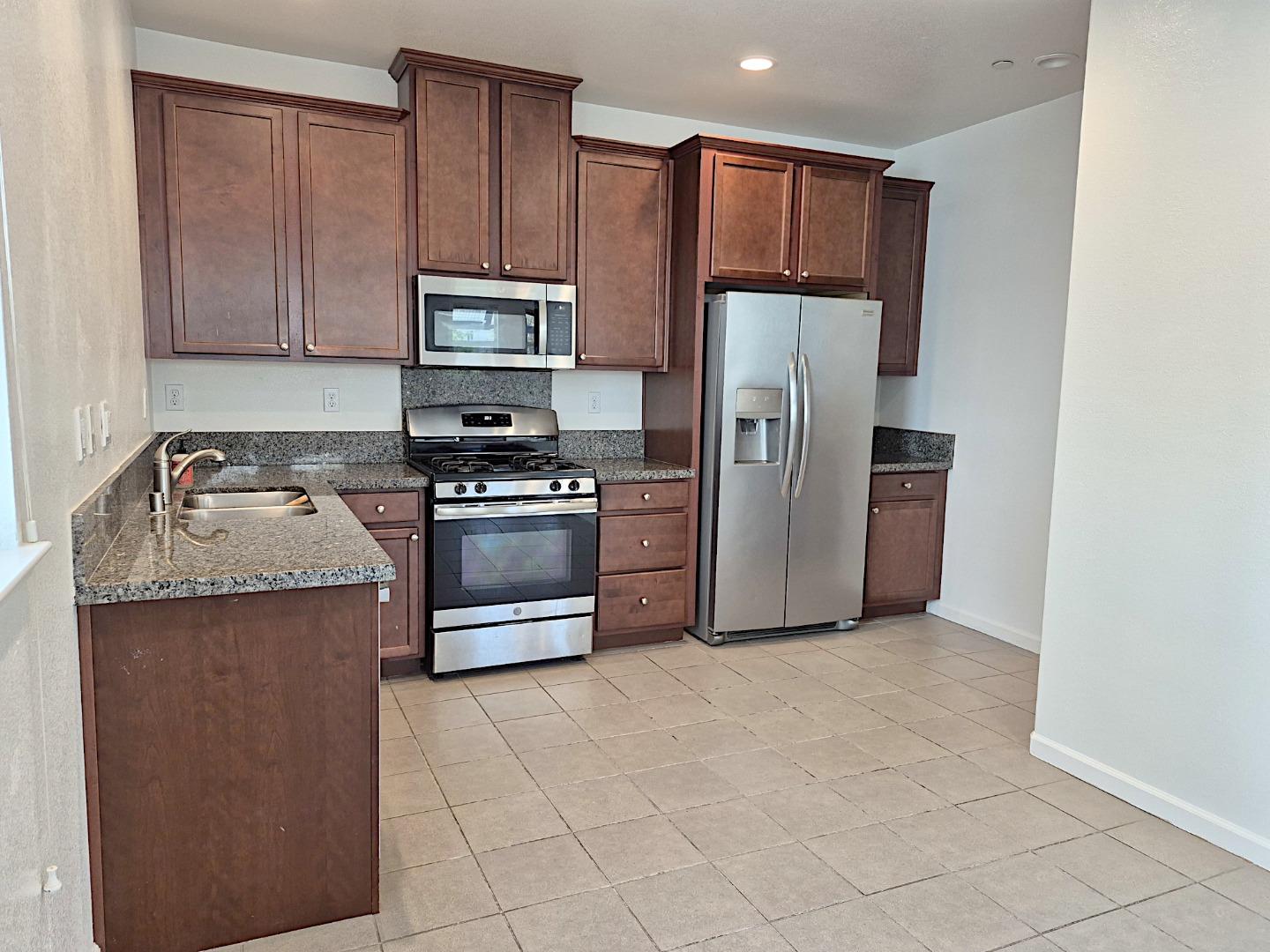 Detail Gallery Image 16 of 34 For 2736 Cannara Ln #7,  San Jose,  CA 95111 - 3 Beds | 3/1 Baths