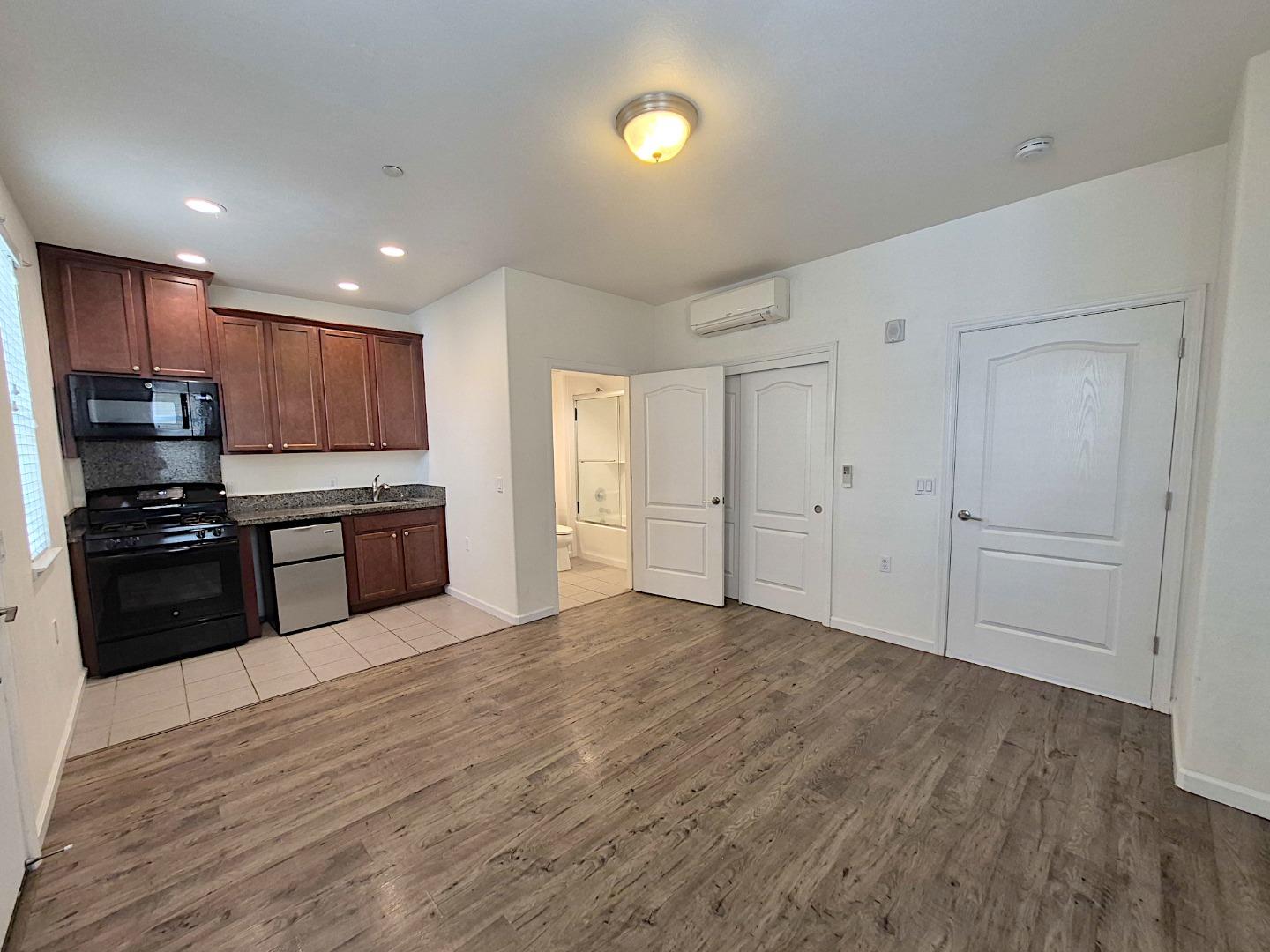 Detail Gallery Image 4 of 34 For 2736 Cannara Ln #7,  San Jose,  CA 95111 - 3 Beds | 3/1 Baths