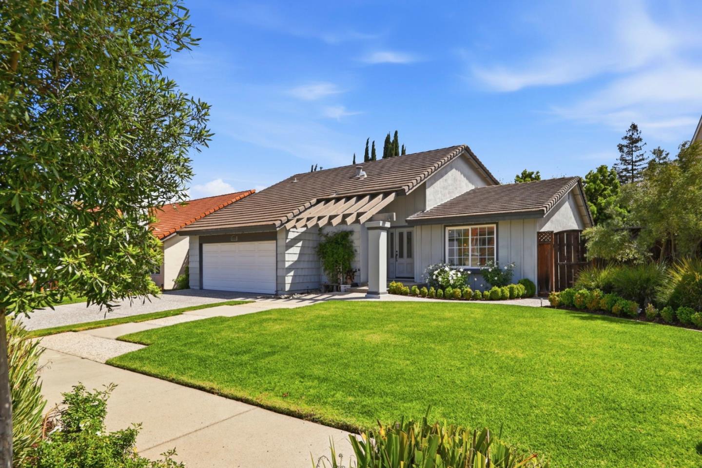 Detail Gallery Image 2 of 46 For 6384 Firefly Dr, San Jose,  CA 95120 - 4 Beds | 2/1 Baths