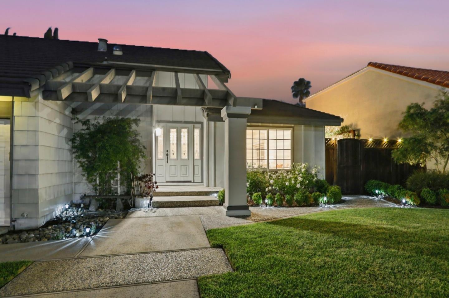 Detail Gallery Image 5 of 46 For 6384 Firefly Dr, San Jose,  CA 95120 - 4 Beds | 2/1 Baths