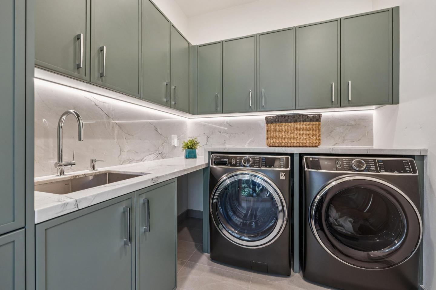 Detail Gallery Image 31 of 52 For 140 Dean Rd, Woodside,  CA 94062 - 6 Beds | 4/1 Baths