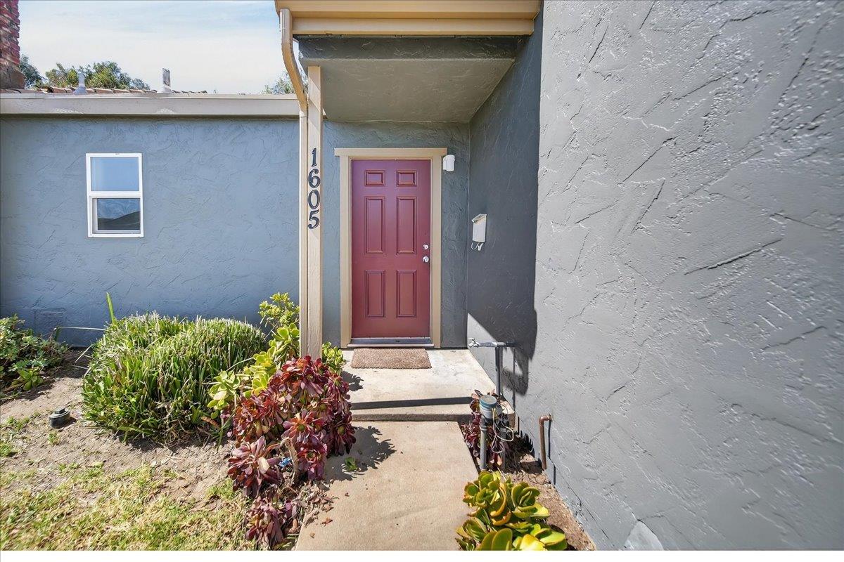 Detail Gallery Image 2 of 20 For 1605 Cherokee Dr, Salinas,  CA 93906 - 3 Beds | 2 Baths