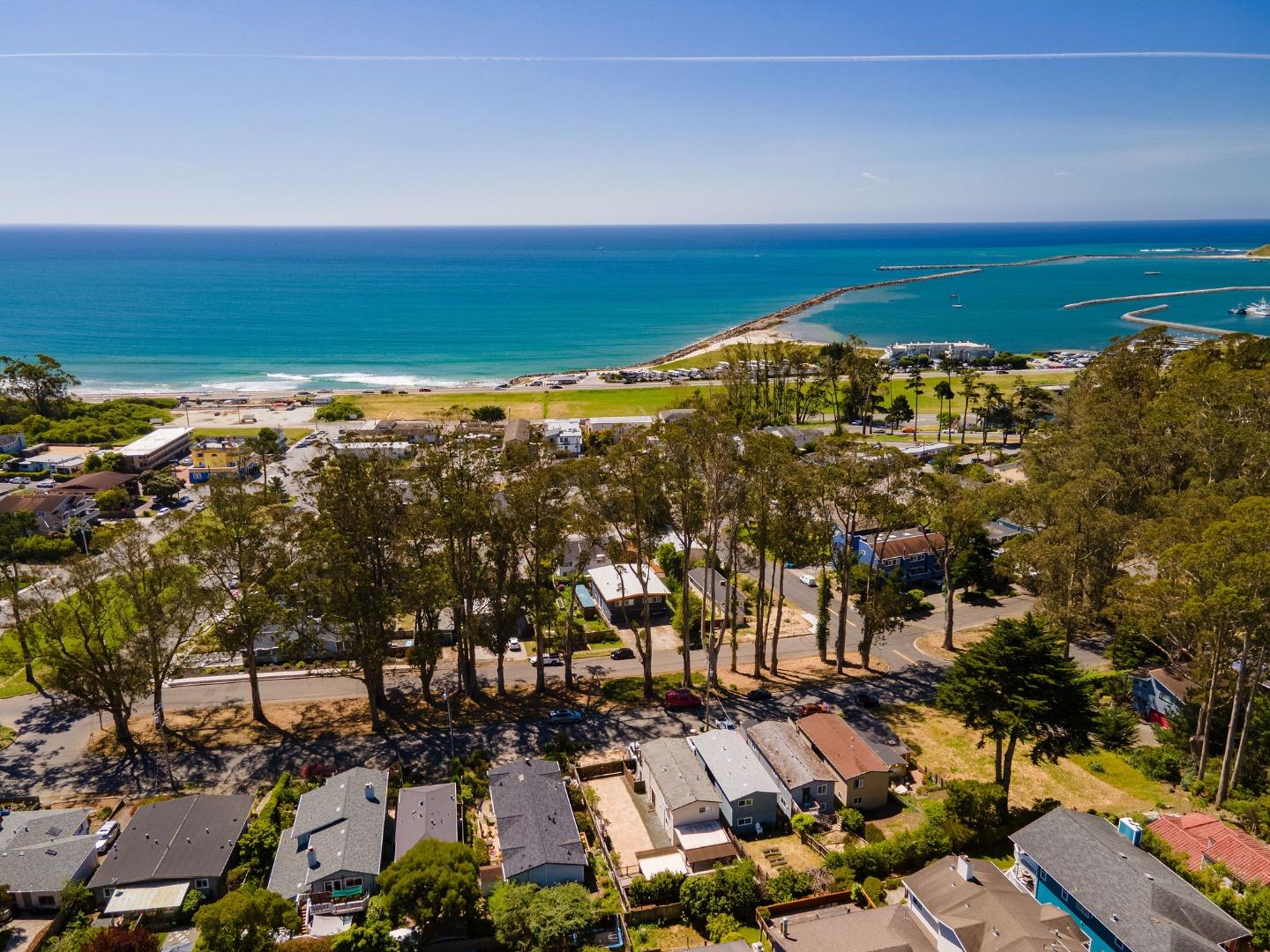 Detail Gallery Image 14 of 22 For 523 the Alameda, El Granada,  CA 94018 - 3 Beds | 2 Baths